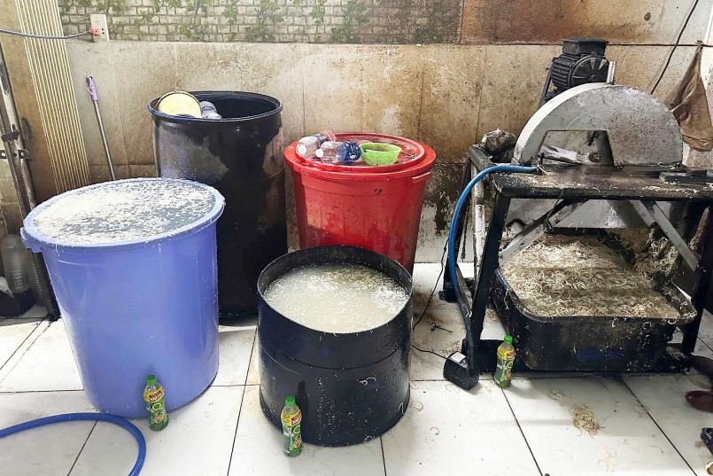 Cơ sở do bà M làm chủ sử dụng hoá chất tẩy trắng chế biến thực phẩm hoa chuối. Ảnh: CA