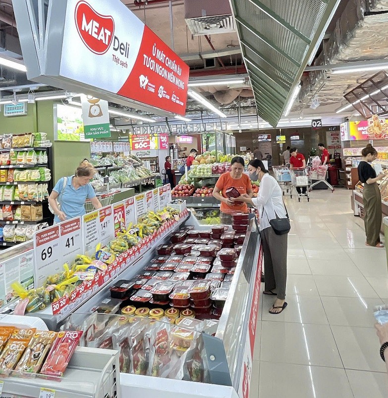 Người tiêu dùng chọn thịt ủ mát MEATDeli tại siêu thị