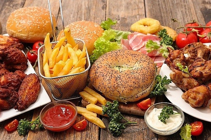 Những thực phẩm nhiều đường, chất béo bão hòa và chế biến sẵn là “thủ phạm” đẩy nhanh quá trình lão hóa và gây hại tim mạch.