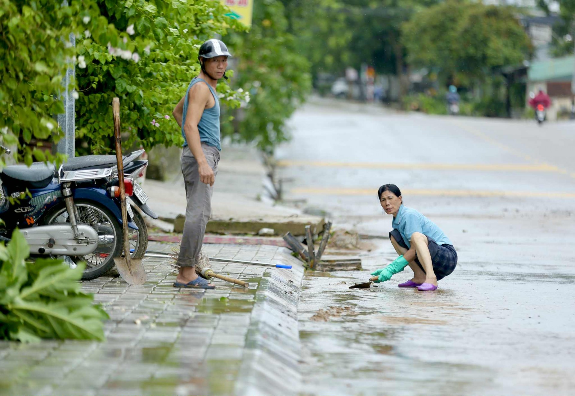 Thanh Hóa: Nước lũ lên nhanh, 3 bà cháu thất thần nhìn dòng nước nhấn chìm tài sản Thanh Hóa: Lũ dâng cao bất ngờ, nhiều hộ dân bất lực nhìn đồ đạc chìm trong nước