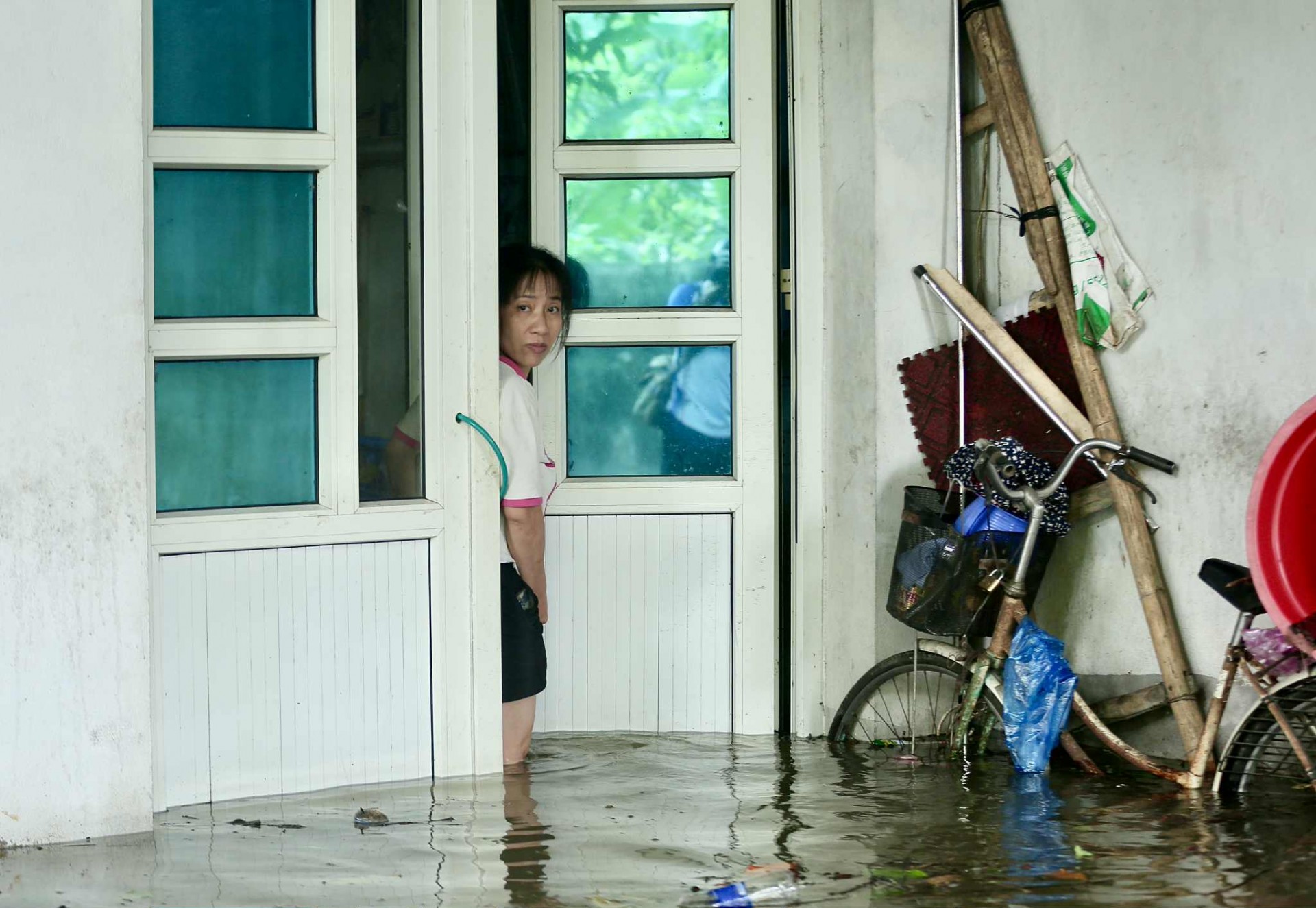 Thanh Hóa: Nước lũ lên nhanh, 3 bà cháu thất thần nhìn dòng nước nhấn chìm tài sản Thanh Hóa: Lũ dâng cao bất ngờ, nhiều hộ dân bất lực nhìn đồ đạc chìm trong nước