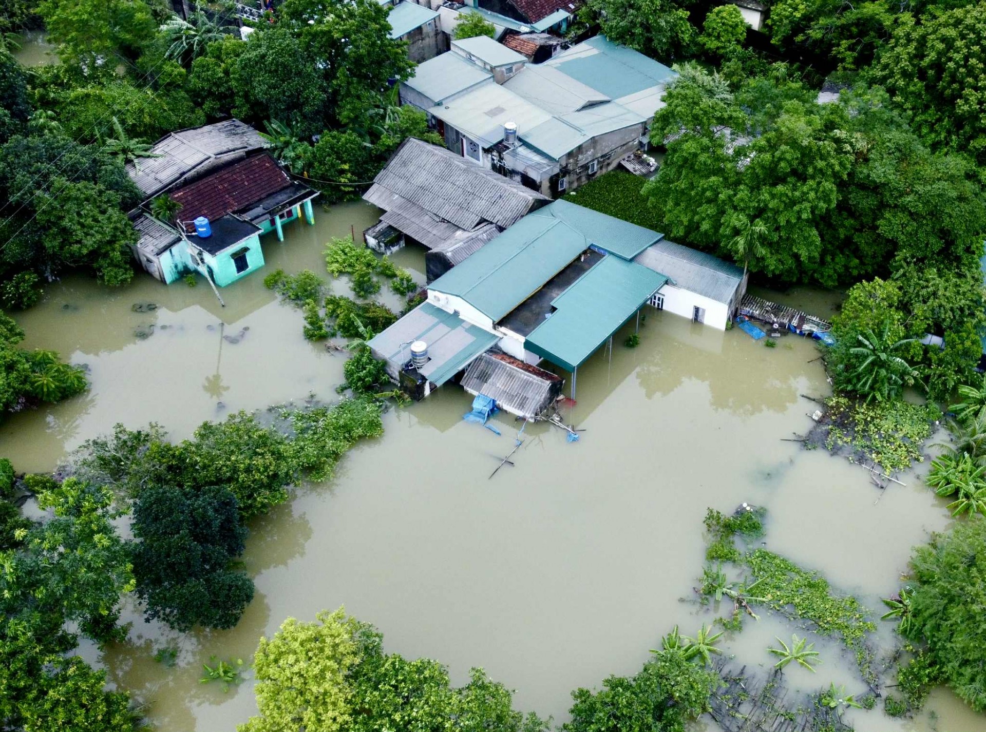 Thanh Hóa: Nước lũ lên nhanh, 3 bà cháu thất thần nhìn dòng nước nhấn chìm tài sản Thanh Hóa: Lũ dâng cao bất ngờ, nhiều hộ dân bất lực nhìn đồ đạc chìm trong nước