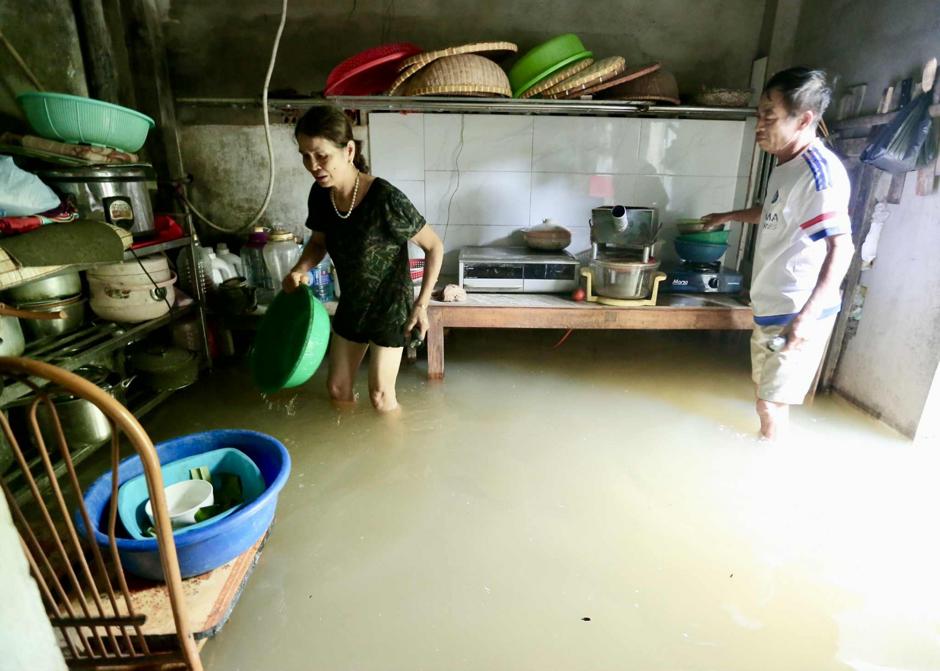 Thanh Hóa: Nước lũ lên nhanh, 3 bà cháu thất thần nhìn dòng nước nhấn chìm tài sản Thanh Hóa: Lũ dâng cao bất ngờ, nhiều hộ dân bất lực nhìn đồ đạc chìm trong nước
