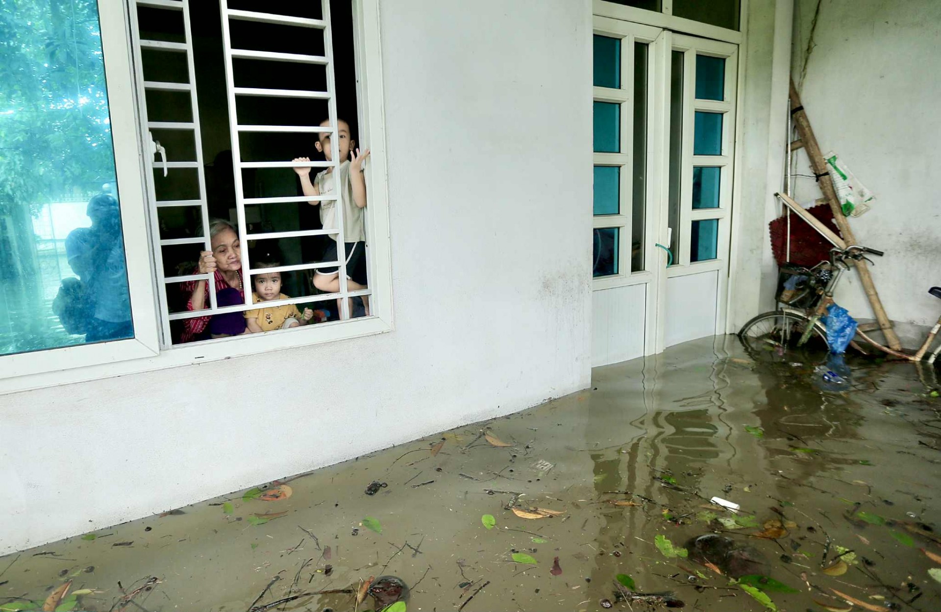Thanh Hóa: Nước lũ lên nhanh, 3 bà cháu thất thần nhìn dòng nước nhấn chìm tài sản Thanh Hóa: Lũ dâng cao bất ngờ, nhiều hộ dân bất lực nhìn đồ đạc chìm trong nước