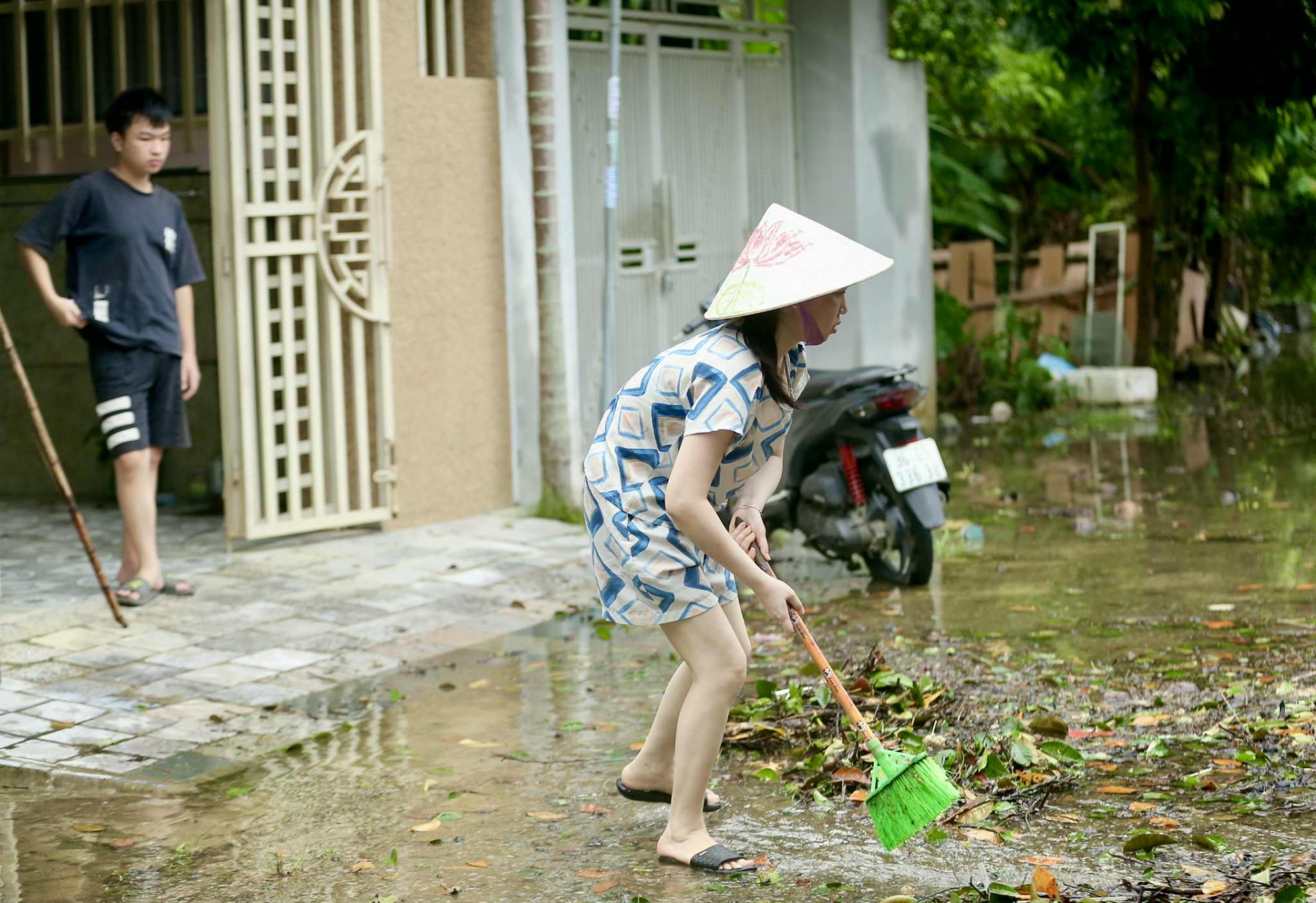 Thanh Hóa: Nước lũ lên nhanh, 3 bà cháu thất thần nhìn dòng nước nhấn chìm tài sản Thanh Hóa: Lũ dâng cao bất ngờ, nhiều hộ dân bất lực nhìn đồ đạc chìm trong nước