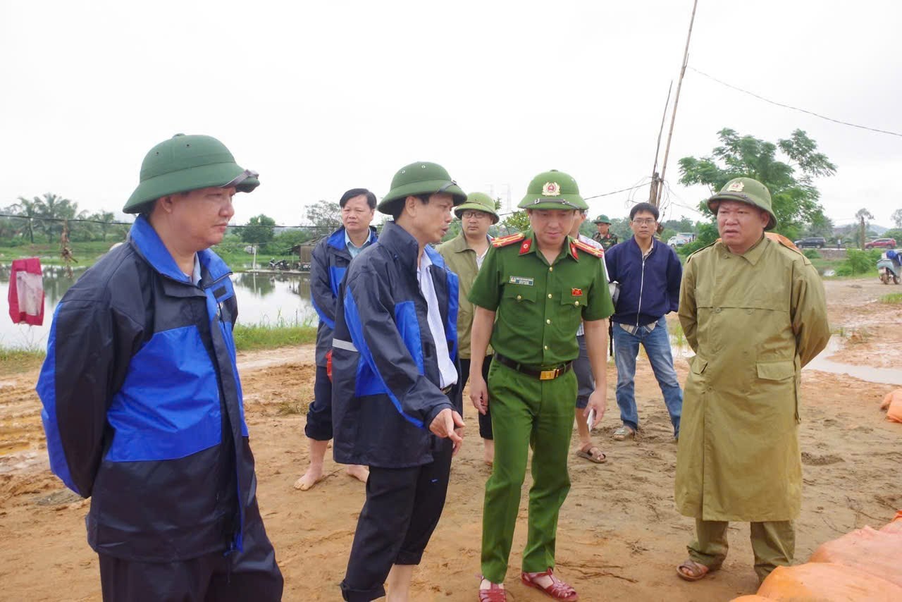 Thanh Hóa: Lực lượng chức năng xã Ba Đình xuyên đêm hỗ trợ nhân dân vùng ngập lụt