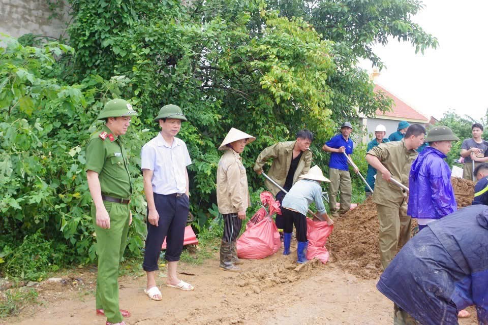 Thanh Hóa: Lực lượng chức năng xã Ba Đình xuyên đêm hỗ trợ nhân dân vùng ngập lụt