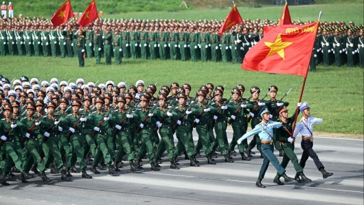 Cách tránh say nắng, kiệt sức giữa đám đông khi xem diễu binh 2/9