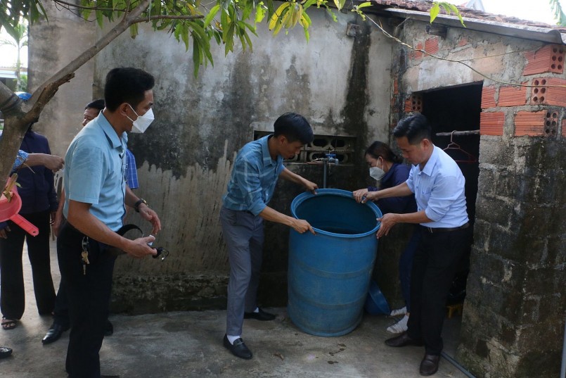 Giữ gìn môi trường sống sạch sẽ, loại bỏ nơi sinh sản của muỗi vằn là biện pháp hiệu quả phòng dịch sốt xuất huyết mùa thu