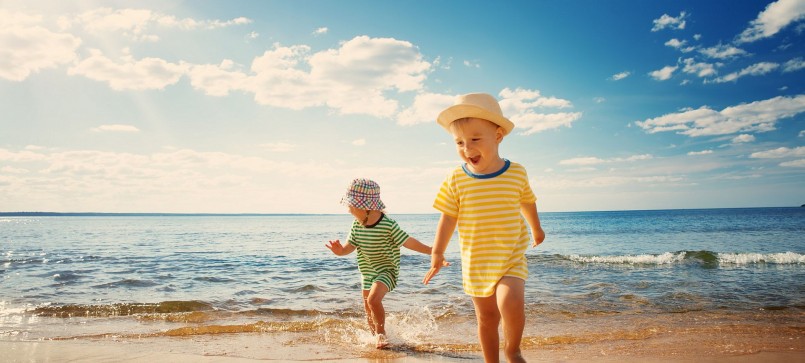 Trang phục chống nắng và phụ kiện bảo vệ giúp trẻ viêm da cơ địa thoải mái tận hưởng kỳ nghỉ.