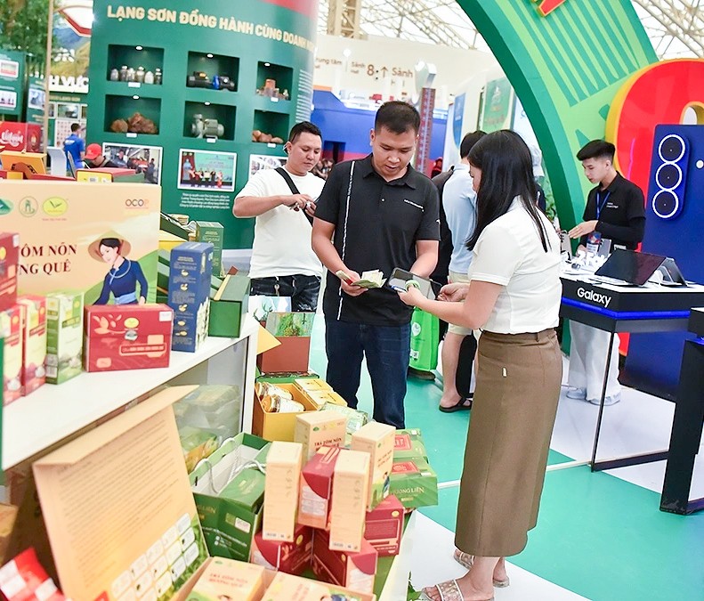 Các gian hàng sản phẩm thiên nhiên, OCOP tại Triển lãm thành tựu 80 năm