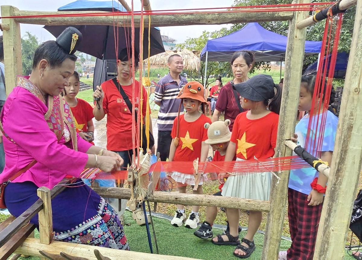 Phiên chợ vùng cao rộn ràng “Vui Tết độc lập” tại Làng Văn hóa – Du lịch các dân tộc Việt Nam