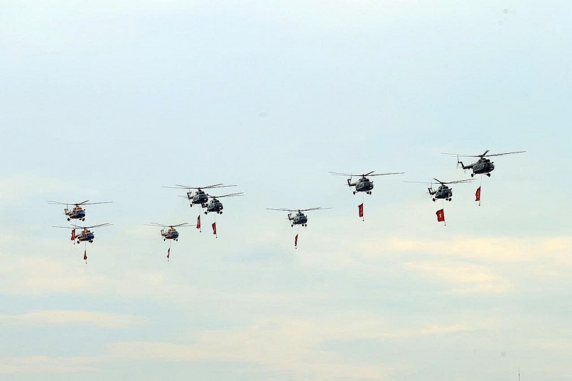 Dẫn đầu là biên đội trực thăng Mi-171, Mi-17, Mi-8, mang cờ Tổ quốc, cờ Đảng tung bay trên Quảng trường Ba Đình lịch sử, biểu tượng cho sức mạnh đại đoàn kết, niềm tự hào của Đảng và dân tộc, thể hiện bản lĩnh, trí tuệ, khát vọng xây dựng đất nước cất cánh, vươn cao trong kỷ nguyên mới