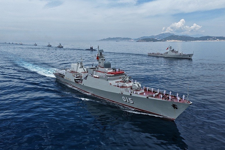 Tàu chỉ huy 015