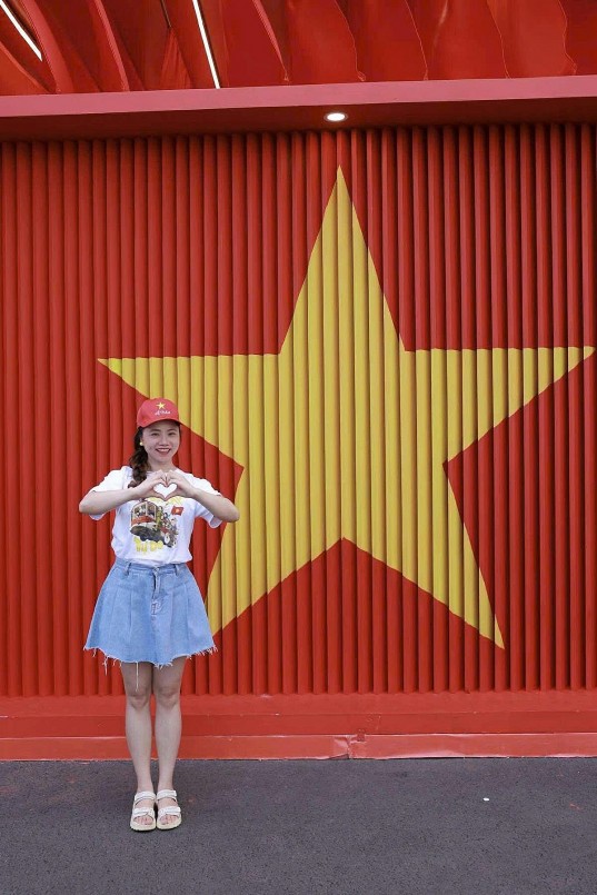 Trung tâm Triển lãm Việt Nam được “nhuộm đỏ” bởi triệu trái tim yêu nước