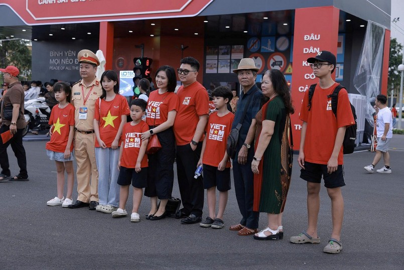Trung tâm Triển lãm Việt Nam được “nhuộm đỏ” bởi triệu trái tim yêu nước