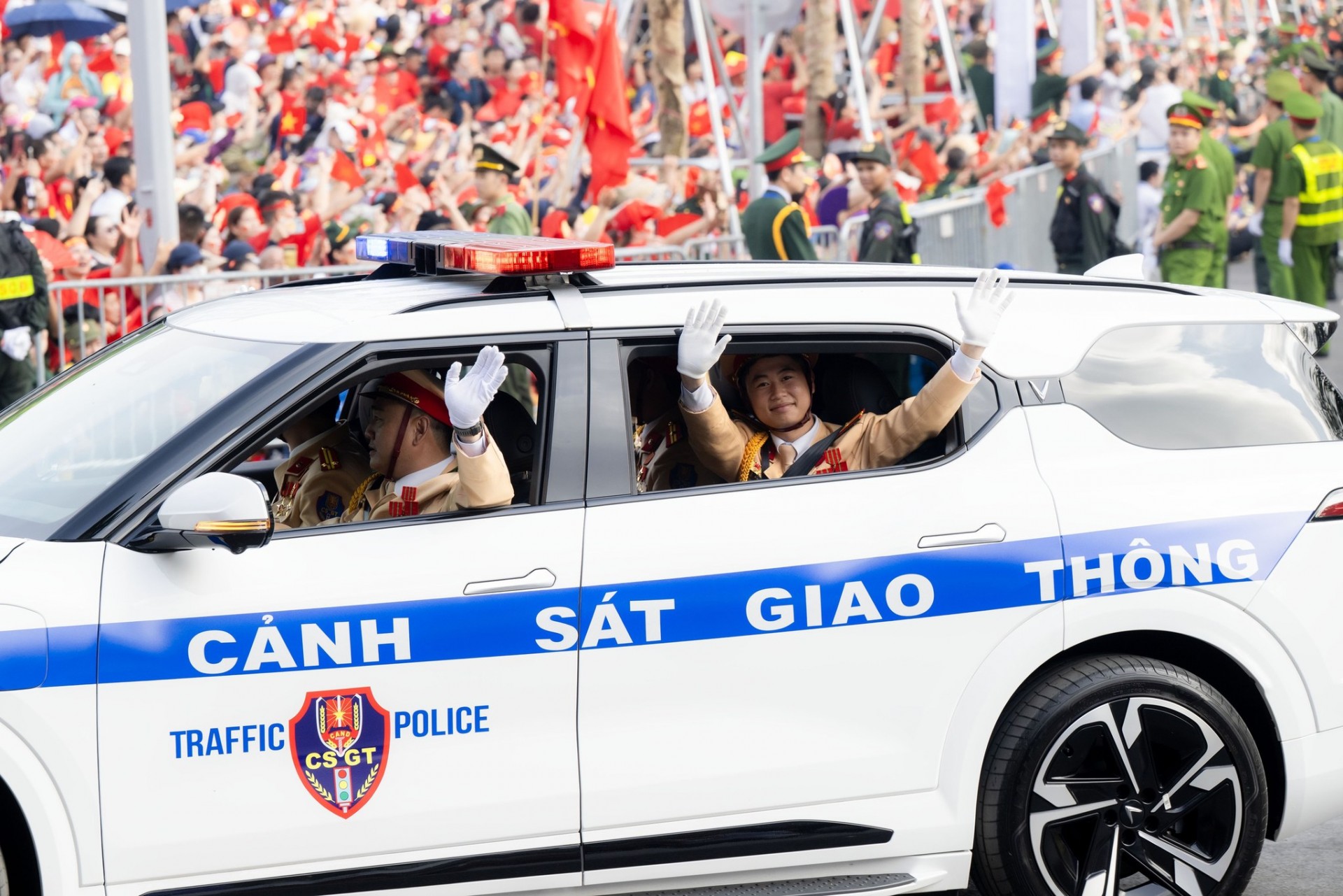Khoảnh khắc đẹp của quân dân gắn kết trong ngày đại Lễ