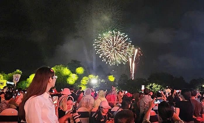 Người dân được thưởng thức trọn vẹn màn bắn pháo hoa đẹp mắt tại Công viên trung tâm thành phố Mới Bình Dương