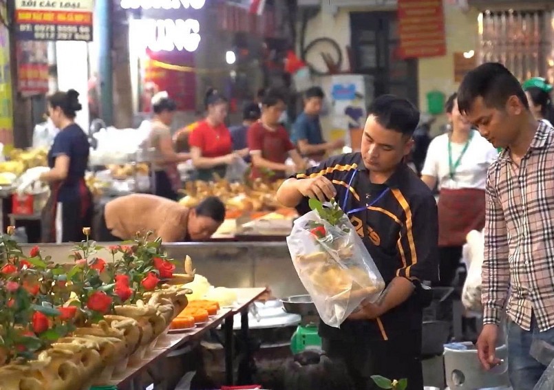 Gà ngậm hoa hồng nửa triệu đồng/con gây sốt chợ nhà giàu Hà Nội ngày Rằm