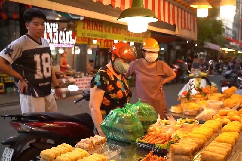 Gà ngậm hoa hồng nửa triệu đồng/con gây sốt chợ nhà giàu Hà Nội ngày Rằm