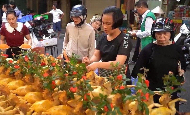 Gà ngậm hoa hồng nửa triệu đồng/con gây sốt chợ nhà giàu Hà Nội ngày Rằm