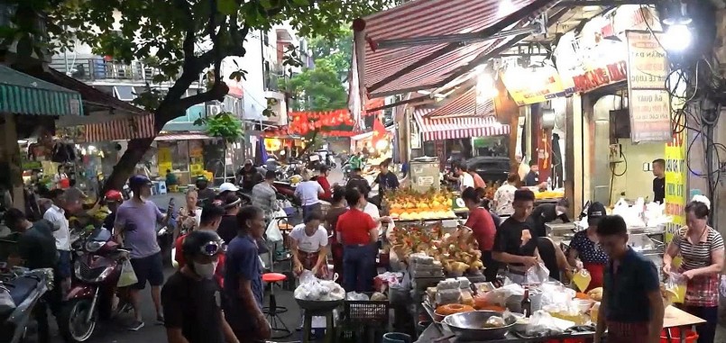 Gà ngậm hoa hồng nửa triệu đồng/con gây sốt chợ nhà giàu Hà Nội ngày Rằm