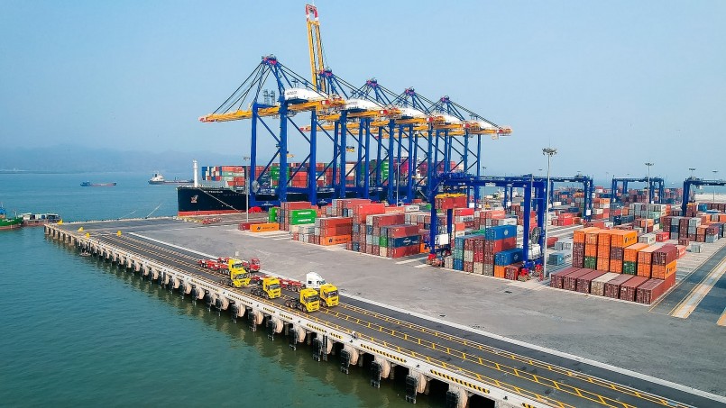 Xuất nhập khẩu 8 tháng tăng vọt, xuất siêu gần 14 tỷ USD