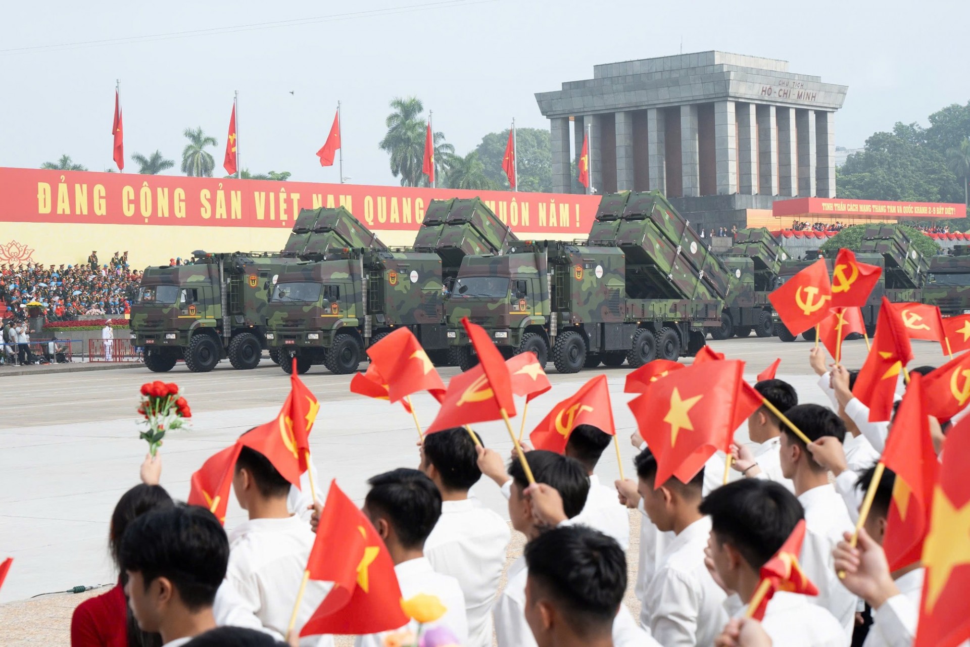Khối khí tài tiến qua Quảng trường Ba Đình tại Lễ kỷ niệm, diễu binh, diễu hành 80 năm Cách mạng Tháng Tám thành công và Quốc khánh 2/9