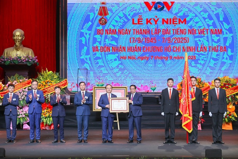 Thay mặt lãnh đạo Đảng, Nhà nước, Thủ tướng Phạm Minh Chính trao Huân chương Hồ Chí Minh (lần thứ ba) tặng Đài Tiếng nói Việt Nam - Ảnh: VGP