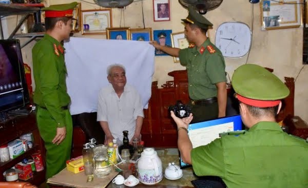 Thanh Hóa đi đầu cả nước trong việc cấp thẻ đảng viên mẫu mới