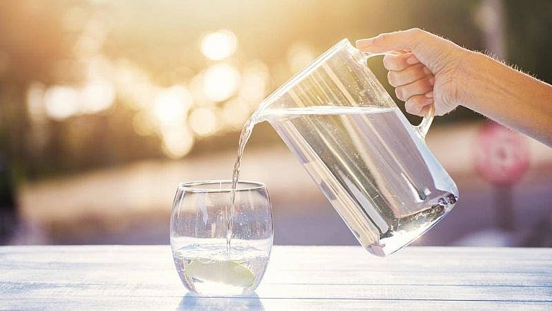 Một ly nước ấm giúp kích thích nhu động ruột, làm mềm phân, ngăn ngừa táo bón và chuẩn bị cho dạ dày hấp thụ dưỡng chất từ bữa ăn sáng tốt nhất.
