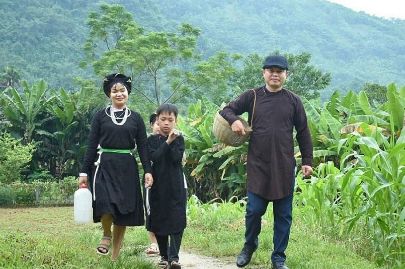 Cặp vợ chồng dân tộc Tày, Nùng ở Cao Bằng cùng con cái đi Tết “Pây Tái”