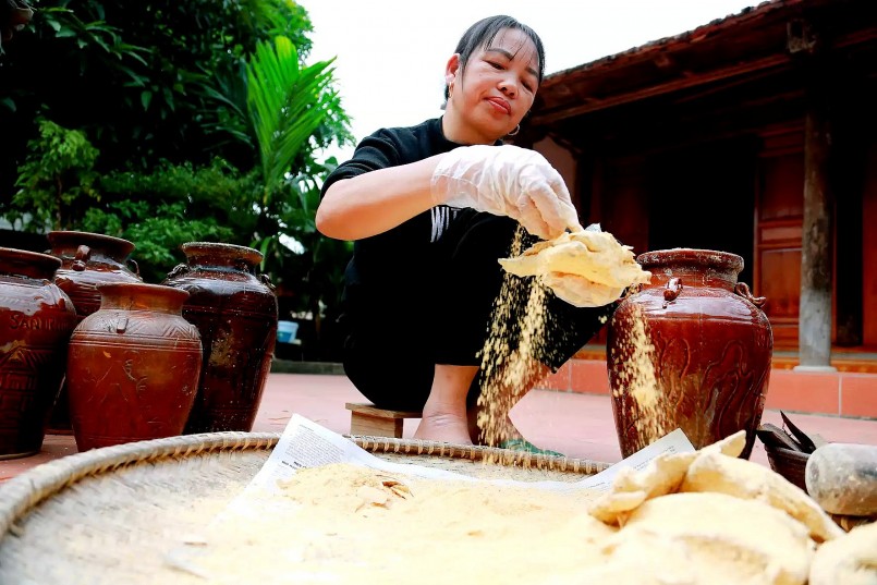 Cá được làm sạch, bóp muối thật kỹ để khử tanh và giúp thịt săn chắc.