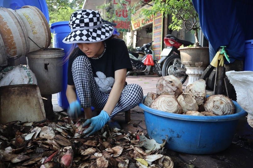 Để có một nồi canh ngon, người ta phải sơ chế kỹ lưỡng và mất nhiều thời gian.
