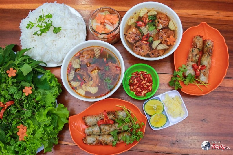 Bún chả có thể không cầu kỳ như phở, nhưng lại là món ăn khiến người ta dễ nghiện ngay từ lần đầu thưởng thức.