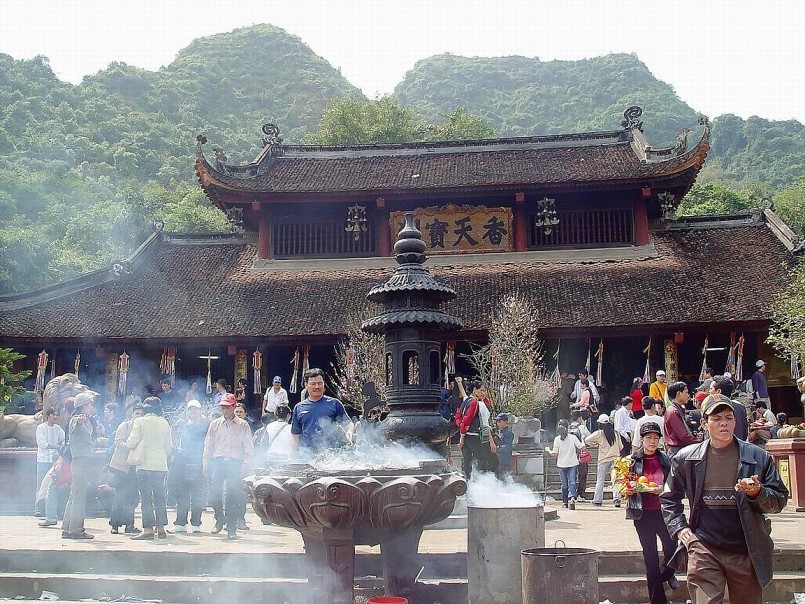 Du khách thập phương nô nức đổ về chùa Hương dâng hương dự lễ.