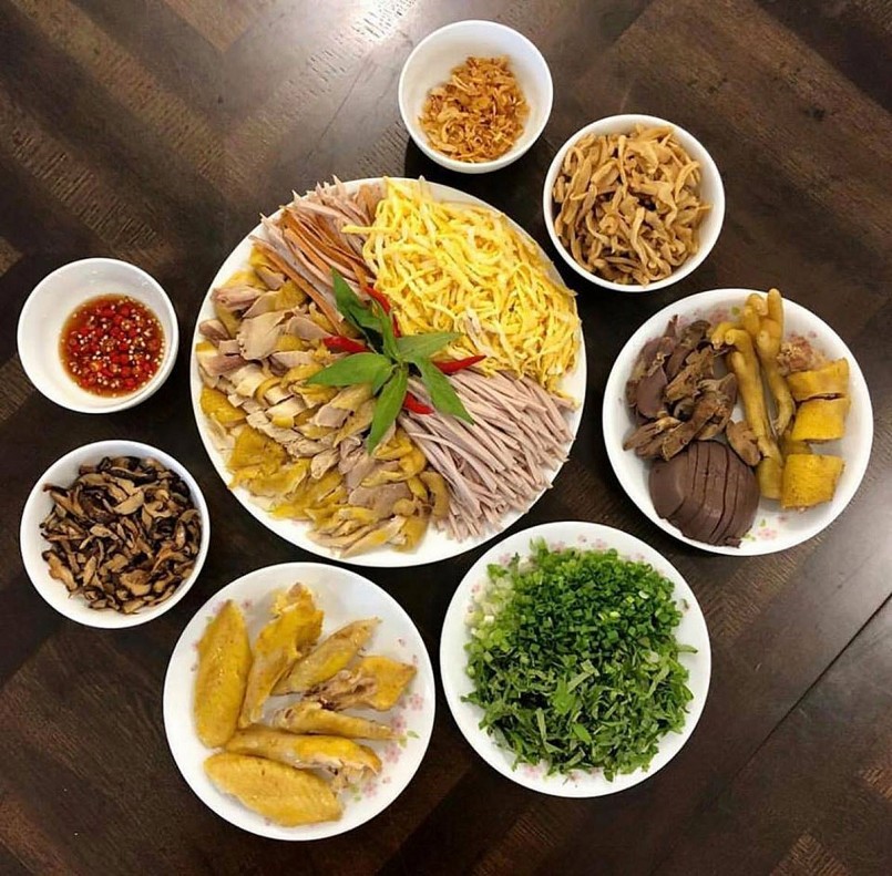 Từng “góc” của bát bún thang đều mang một nét đẹp riêng: thịt gà vàng ruộm, giò lụa hồng nhẹ, trứng thái chỉ vàng óng, ruốc tôm tơi, mềm mại.