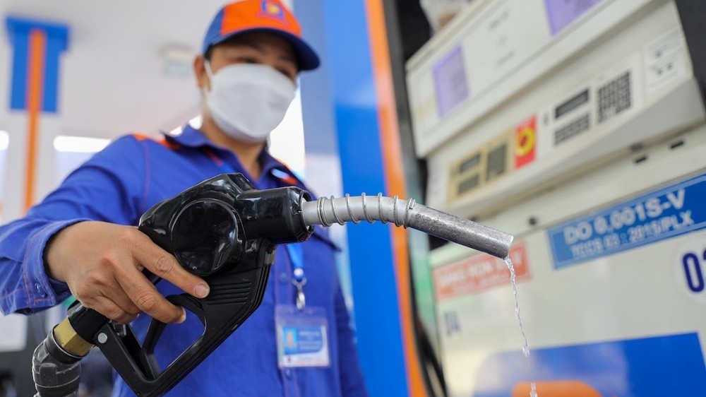 Giá xăng giảm nhẹ sau 3 lần tăng liên tiếp