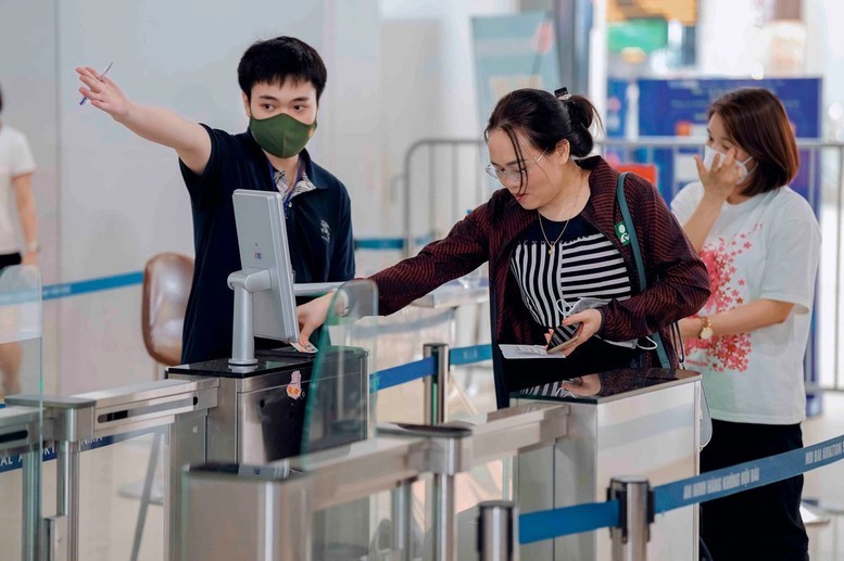 Thủ tướng yêu cầu tất cả khách làm thủ tục mua vé, check-in, kiểm tra an ninh, lên máy bay bằng công nghệ sinh trắc học và xác thực điện tử VneID từ 1/12. Ảnh: NIA