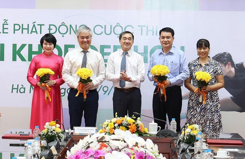 TTƯT.GS.TS Trần Văn Thuấn, Thứ trưởng Bộ Y tế, Trưởng Ban Chỉ đạo Cuộc thi “Tôi khỏe đẹp hơn” Lần 4 tặng hoa cho Hội đồng Giám khảo.