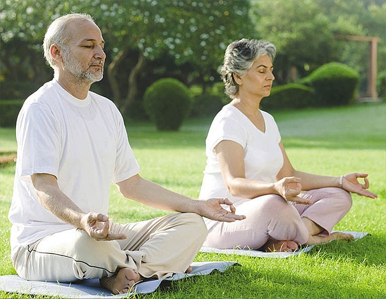Thiền định và yoga giúp giảm căng thẳng, cải thiện khả năng tập trung và bảo vệ các tế bào thần kinh.