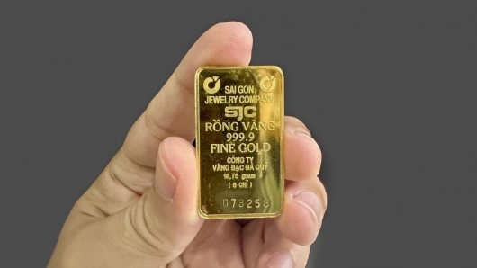 Vàng SJC tiến sát mốc 135 triệu đồng, vàng nhẫn cán mốc 131 triệu đồng/lượng