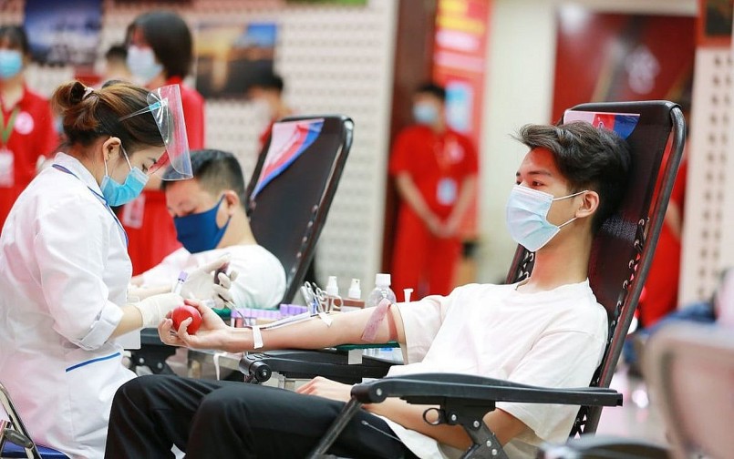 Khi một người hiến máu, cơ thể sẽ ngay lập tức khởi động một cơ chế tái tạo mạnh mẽ. Tủy xương được kích thích để tăng cường sản sinh các tế bào máu mới, có thể nhanh gấp 4-10 lần so với bình thường.