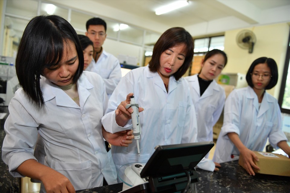 PGS.TS Trần Thị Thu Hà hướng dẫn sinh viên nghiên cứu khoa học.Ảnh: NVCC.