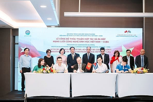 Ông Nguyễn Minh Hoàng, Phó Tổng giám đốc Dược phẩm Tâm Bình (hàng đầu, ngoài cùng bên phải) ký biên bản ghi nhớ hợp tác công nghệ sinh học Việt Nam – Cuba Ông Nguyễn Minh Hoàng, Phó Tổng giám đốc Dược phẩm Tâm Bình (hàng đầu, ngoài cùng bên phải) ký biên bản ghi nhớ hợp tác công nghệ sinh học Việt Nam – Cuba