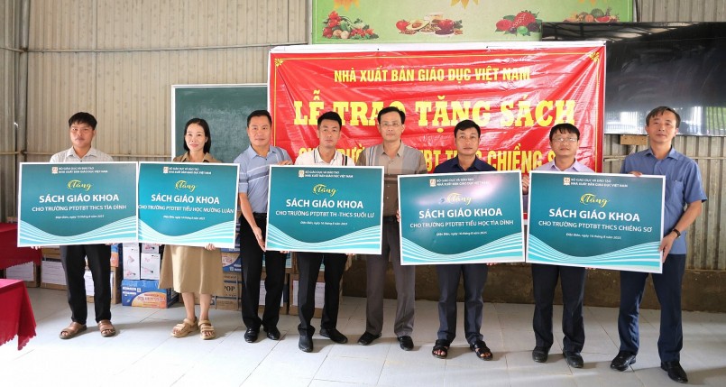 Lãnh đạo NXBGDVN trao tặng sách giáo khoa cho các trường Tiểu học, THCS bị ảnh hưởng bởi mưa lũ.