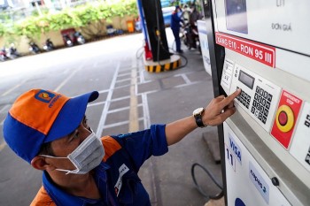 Giá xăng giảm hơn 400 đồng/lít, dầu biến động trái chiều