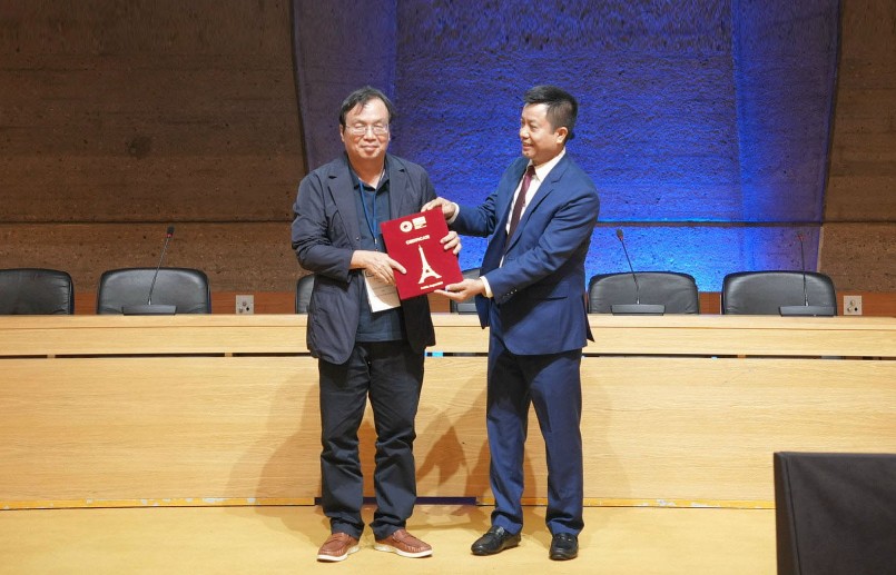                     Ông Nguyễn Tiến Thanh - Chủ tịch Hội đồng thành viên, Tổng Giám đốc NXBGDVN nhận Bằng Doanh nghiệp Văn hoá                        do UNESCO trao tặng