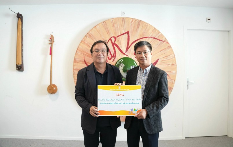 Trao  tặng sách cho Trung tâm Văn hoá Việt Nam tại Pháp