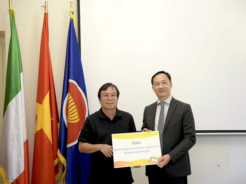 Trao tặng sách cho Đại sứ quán Việt Nam tại Ý